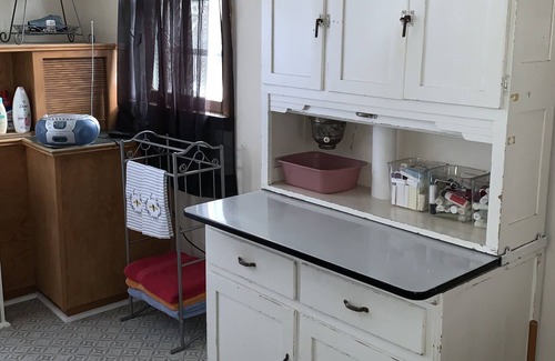El Paso House | Victorian House w/ King Bed. Easy Access on/off I39.