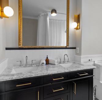 Downtown St. John's House | Victorian Jellybean Gem 3bd King Main 25ba