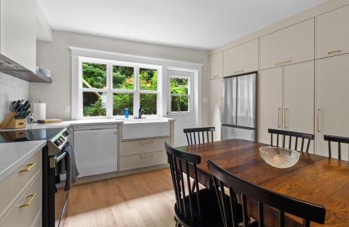 Downtown St. John's House | Victorian Jellybean Gem 3bd King Main 25ba