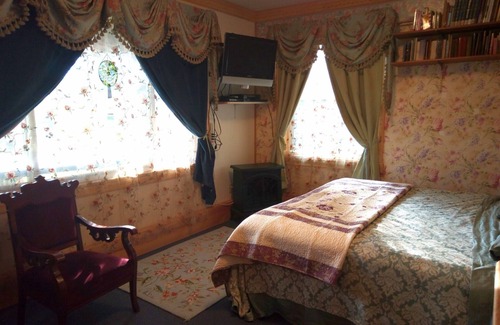 Cohoe Bed & Breakfast | Victorian Room @ Hungry Moose Bed and Breakfast