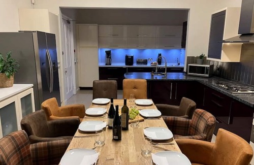 Newington Villa | Victorian Villa Ard Na Said with free parking, 20 minute walk to royal mile