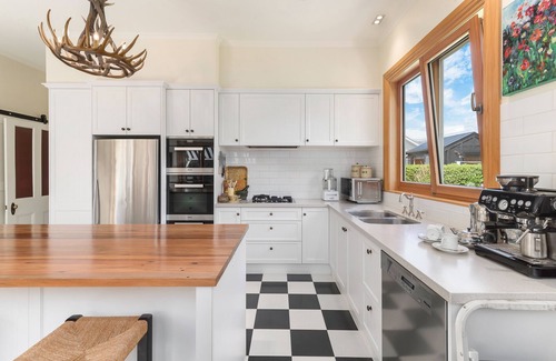 Lowburn House | Victorian Villa - Cromwell Holiday Home