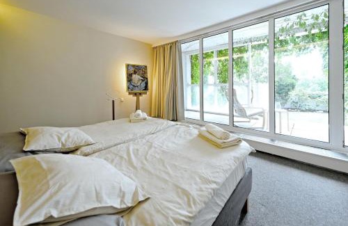 Troja Apartment | ViDa Prostorný 220 m2 3BR Apartmán s Krbem a Zahradou, Ideální pro Rodiny