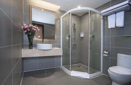 Tianhe Hotel | Vienna Hotel Guangzhou Shaheding Metro Station