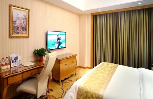Baoshan Hotel | Vienna Hotel Shanghai Meilan Lake Metro Station