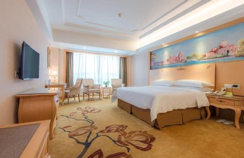 Buji Hotel | Vienna International Hotel Shenzhen Xiashuijing Metro Station