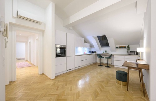 Innere Stadt Apartment | Vienna Rooftop Haven | 120m², 3BR, Terrace & City Views!