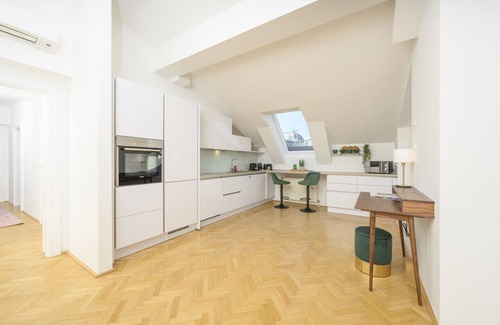 Innere Stadt Apartment | Vienna Rooftop Haven | 120m², 3BR, Terrace & City Views!