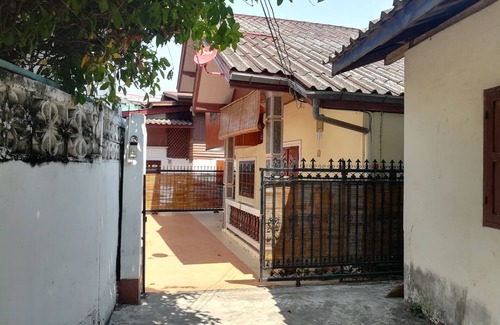 Vientiane House | Vientiane capital, 4mins walk to Patuxay &Shopping