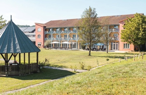 Gnas House | Vierbettzimmer mit Balkon - Jufa Hotel Vulkanland Sport-resort