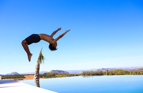Barxeta House | Vies and cool summer breeze over the plot and pool.