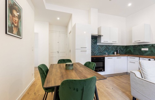 7th Arrondissement Apartment | Vieux-Port, Panier : T3 On the Place de Lenche