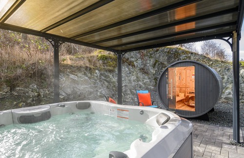 Anacortes House | View Anacortes Home with Hot Tub & Scandinavian Sauna