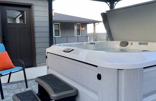 Anacortes House | View Anacortes Home with Hot Tub & Scandinavian Sauna