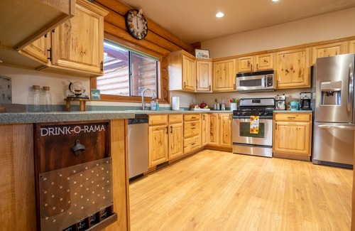 Prescott Cabin | View ~ATV~Karaoke Bar ~Kayaks/Bikes ~Hot Tub/Sauna