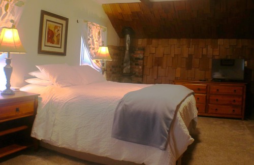 Lake Stevens House | View Cottage - One block to Lake Stevens and downtown, BBQ on covered patio!
