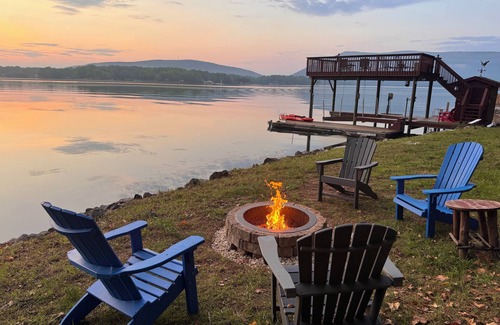 Huddleston Cabin | VIEW FIREPIT, hot tub, dock, Mountain waterfront, pool table, WiFi, dogs welcome