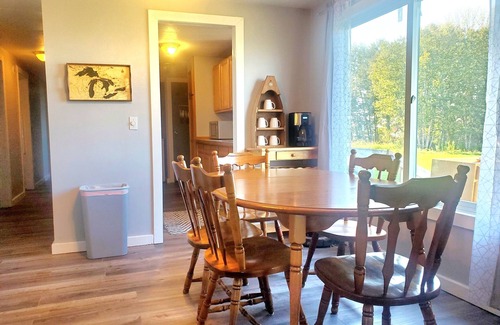 Kincheloe House | View Freighters ~ Waterfront ~ King Bed!