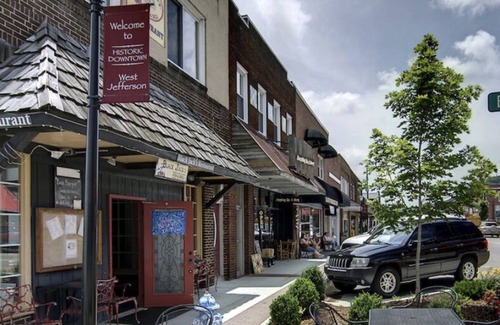 West Jefferson Apartment | View of Mt Jefferson and located in downtown West Jefferson