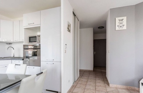 Port Marianne Apartment | View on the banks of Lez: terrace, air conditioning & parking