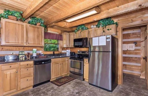Gatlinburg - Pigeon Forge Cabin | View! Private! Hot Tub,Pool Table,Fireplace,RELAX!