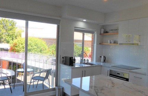 Sandy Bay Apartment | View Street Apartment Car park 650m to shops