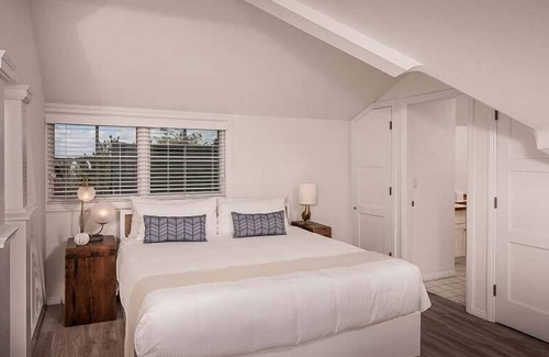 York Beach House | ViewPoint - 1BR Open Loft Suite 102