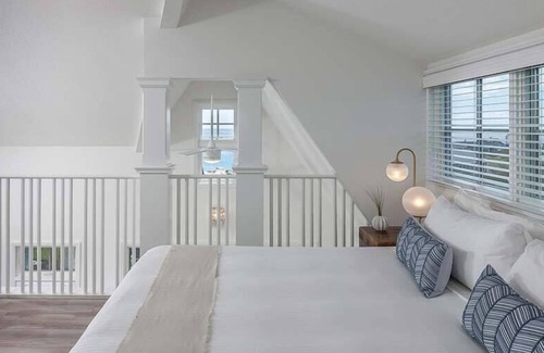 York Beach House | ViewPoint - 1BR Open Loft Suite 102