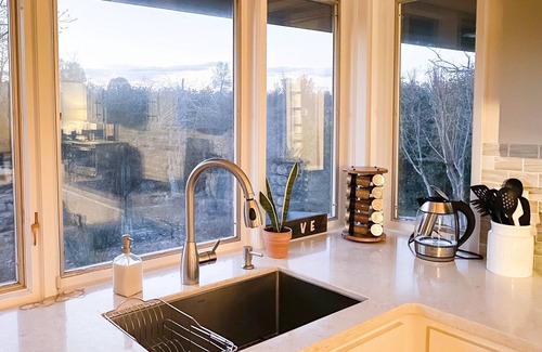 Junction House | ViewPoint Lodge - Beautiful 22-Acre Palo Cedro Home