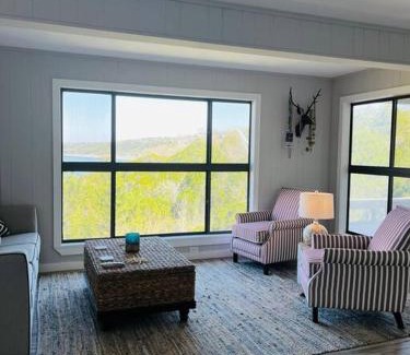 Canyon Lake House | VIEWS, Canyon Lake, Newly Remodeled, Close to RIVER, BEST location, with a Fire Pit