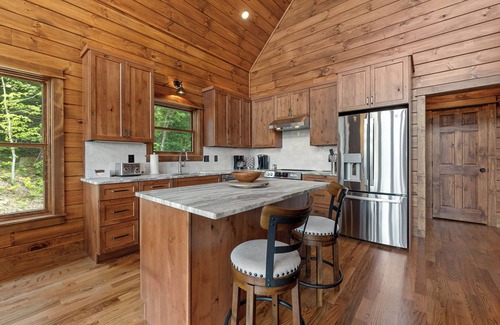 Townsend Cabin | Views for Miles Brand New 3BR 2 and 1/2 Bath Hot Tub, Pool Table, Pool Access