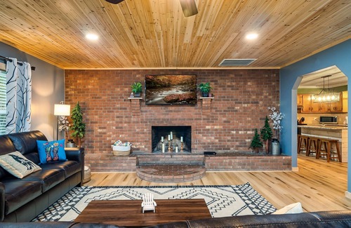 Gatlinburg - Pigeon Forge House | Views, Hot Tub, Close to Dollywood, Gatlinburg and Smoky Mountain National Park