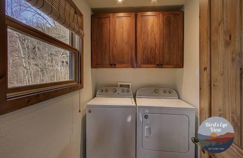 Gatlinburg - Pigeon Forge House | Views, Hot tub, Game Rm, arcade, 3 resort Pools, Pickleball Court, golf course