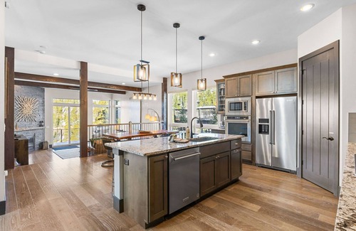 Baldy Mountain House | Views|Hot Tub| Luxury|Free Bus Route