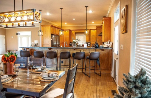 Dandridge House | ⛰️Views! Huge hot tub! Firepit area! 20 mins to DWood, fenced yard! Pets welcome!