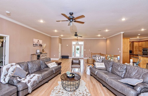 Dandridge House | ⛰️Views! Huge hot tub! Firepit area! 20 mins to DWood, fenced yard! Pets welcome!