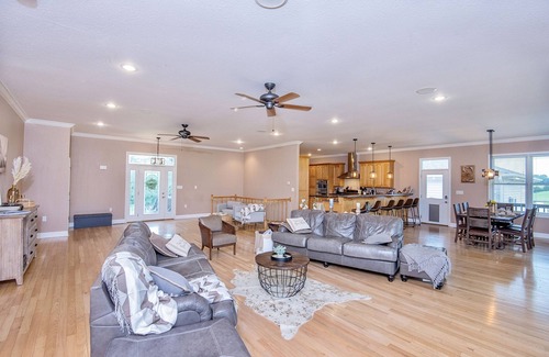 Dandridge House | ⛰️Views! Huge hot tub! Firepit area! 20 mins to DWood, fenced yard! Pets welcome!