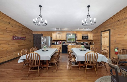 Branson Cabin | Views! Lakefront Hot Tub, Kayaks, Firepit, & Pool! Disc Golf, Park, & Playground