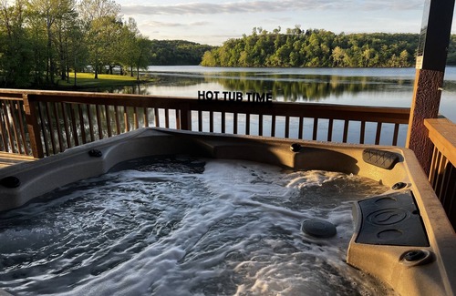 Branson Cabin | Views! Lakefront Hot Tub, Kayaks, Firepit, & Pool! Disc Golf, Park, & Playground