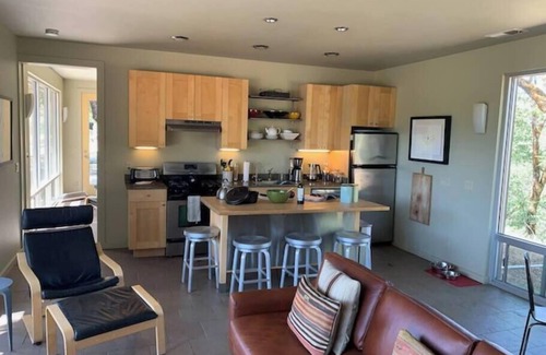 Ukiah Cottage | VIEWS! Last Minute/Longer Stay SPECIALS!