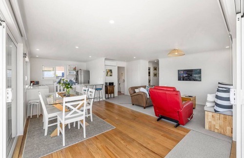 Raglan Apartment | Views, Location + Spa
