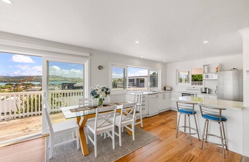 Raglan Apartment | Views, Location + Spa