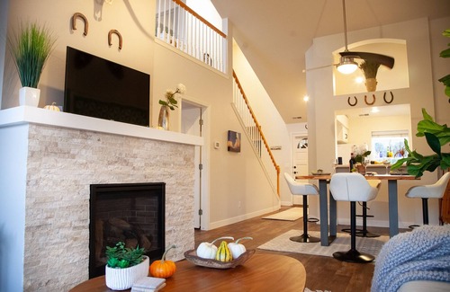 Southeast Boise Condo | VIEWS! Lovely Furn. Condo: 2 bed./2 full bath +Office, Deck, Garage: 30-day min.