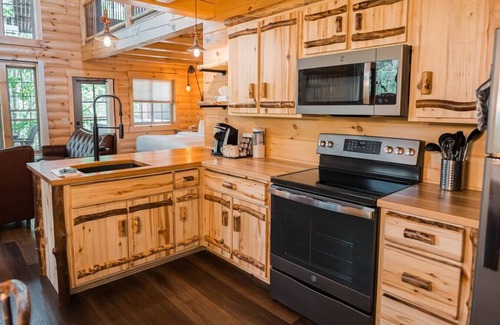 Millersburg Cabin | VIEWS! Luxury Treehouse with Hot Tub - Sleeps 6