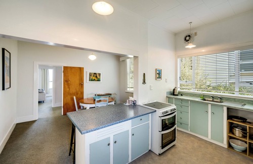 Hospital Hill House | Views on Colenso - Napier Holiday Home