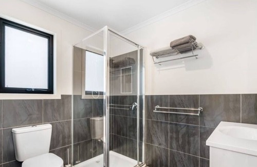 Primrose Sands Apartment | VIEWS ON FALCON : nPerfect for couples, solo travellers, or small families.