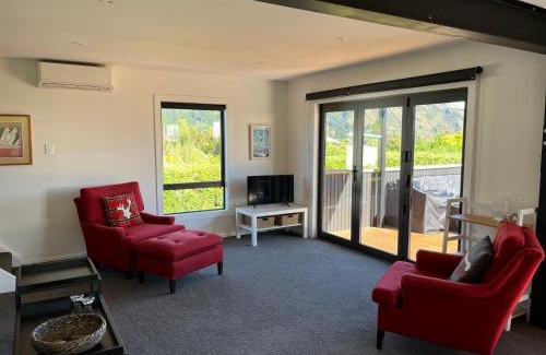 Lake Hawea House | Views on Parry - Lake Hāwea Holiday Home