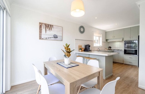 Clifton Springs House | Views on the Avenue - Clifton Springs