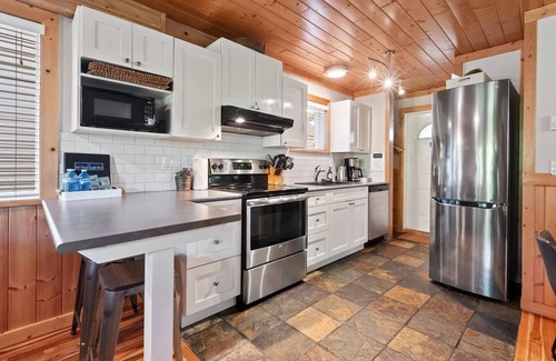 Ucluelet Cabin | Views! Peaceful Cabin on Spring Cove Seas and Trees Cabin