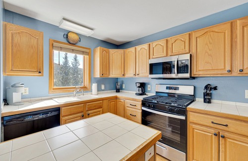 Baldy Mountain House | Views! Private 4 Bedroom Home with Private Hot Tub!
